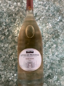 Front label of the 2021 Kirkland Signature Côtes de Provence Rosé, Provence, France   ($7.99 @Costco in California – Item #1133993) 